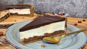 no-bake cheesecake mit Spekulatiusboden und selbstgemachter Haselnuss-Praliné