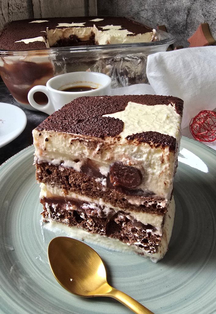 Schwarzwälder Kirsch Tiramisu ausgeschnittenes Stück auf Teller mit Löffel