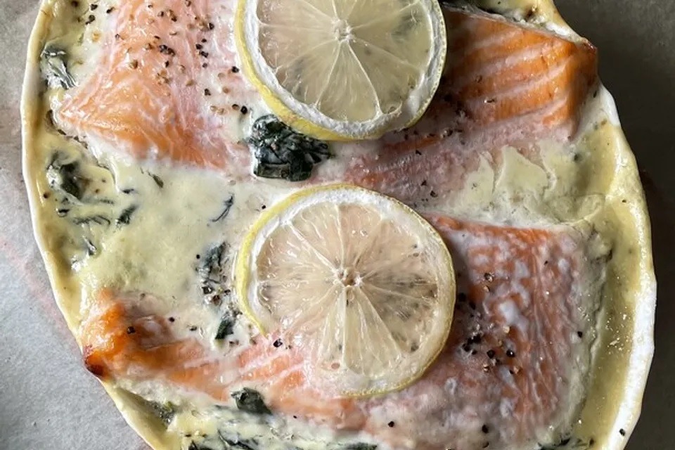 Lachs auf Blattspinat mit Reis - im Backofen als One-Pot-Gericht zubereitet