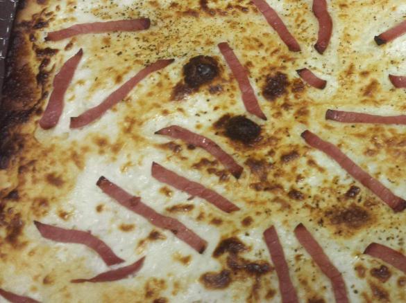 Flammkuchen Original mit Schmand und Speckstreifen