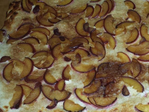 Flammkuchen süss, mit Zwetschgen belegt, bestreut mit Zimt-Zucker